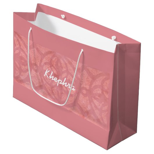 Ruddy Pink Batik Name Mit Monogramm Große Geschenktüte (Vorderseite Schrägansicht)
