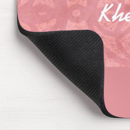 Ruddy Pink Batik Name Mit Monogramm Mousepad (Ecke)