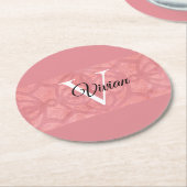 Ruddy Pink Batik Name Mit Monogramm Runder Pappuntersetzer (Angewinkelt)