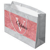 Ruddy Pink Batik und Grau Wasserfarbe Mit Monogram Große Geschenktüte (Rückseite Schrägansicht)