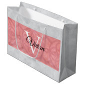 Ruddy Pink Batik und Grau Wasserfarbe Mit Monogram Große Geschenktüte (Vorderseite Schrägansicht)