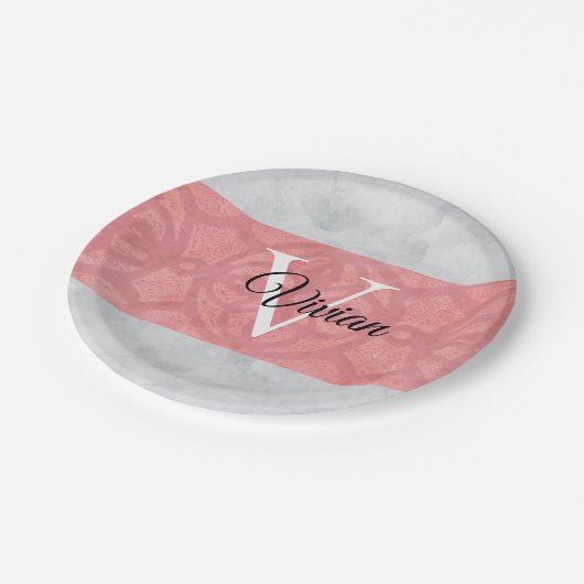 Ruddy Pink Batik und Grau Wasserfarbe Mit Monogram Pappteller (Schrägansicht)