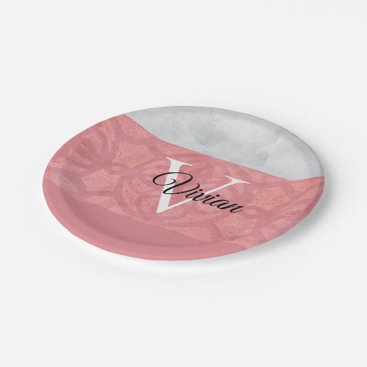 Ruddy Pink Batik und Grau Wasserfarbe Mit Monogram Pappteller (Schrägansicht)