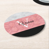 Ruddy Pink Batik und Grau Wasserfarbe Mit Monogram Runder Pappuntersetzer (Angewinkelt)