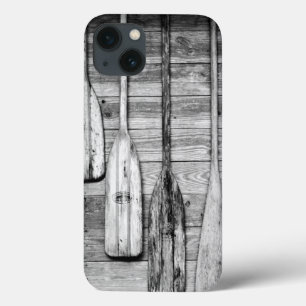 Ruder sind an einem Holzschuppen in Big Cypress au iPhone 13 Hülle