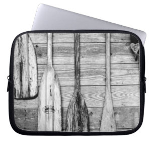 Ruder sind an einem Holzschuppen in Big Cypress au Laptopschutzhülle