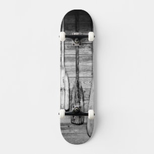 Ruder sind an einem Holzschuppen in Big Cypress au Skateboard