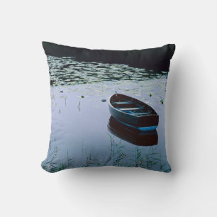 Ruderboot auf einem kleinen See, umgeben von Wasse Kissen
