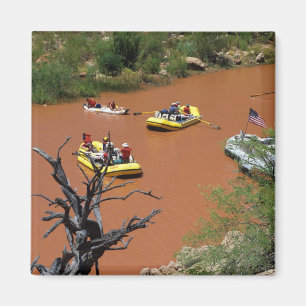 Ruderboot-Flöße fahren in den Colorado River ein Magnet