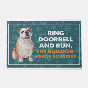 Rudern Sie die Tür an und führen Sie den Bulldogge Fußmatte