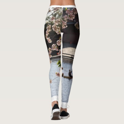 Rudern unter den japanischen Kirschblüten Leggings (Rückseite)