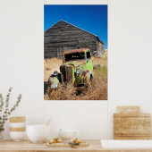 Ruderwagen vor dem verlassenen Bauernhof Poster (Küche)