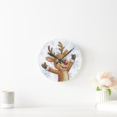 Rudolph mit blauen Schneeflocken  Runde Wanduhr (Zuhause)