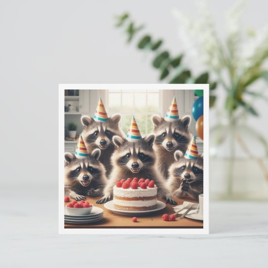 Rufen Sie alle wilden Kreaturen! Raccoon-Geburtsta Einladung (Stehend Vorderseite)