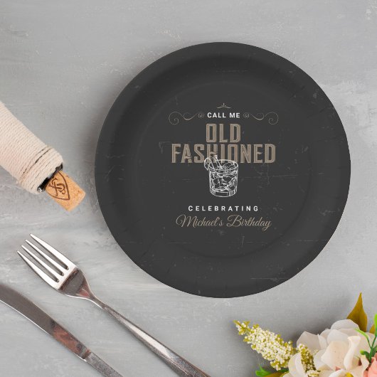 Rufen Sie den altmodischen Whiskey-Cocktail zum Ge Pappteller