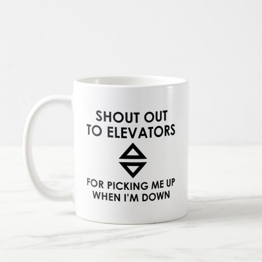 Rufen Sie die Aufzüge an Kaffeetasse (Links)