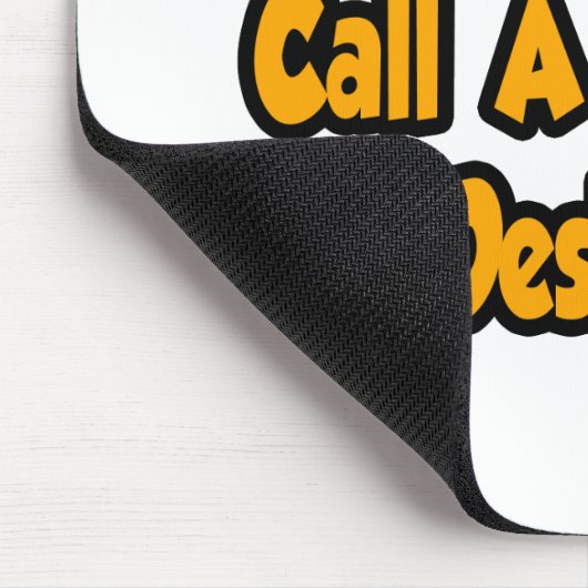 Rufen Sie einen Grafikdesigner auf Mousepad (Ecke)