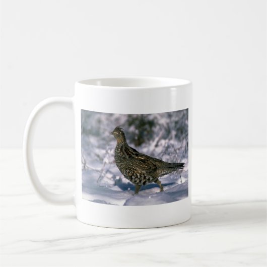 Ruffed Waldhuhn stehend im schneebedeckten Holz Kaffeetasse (Links)