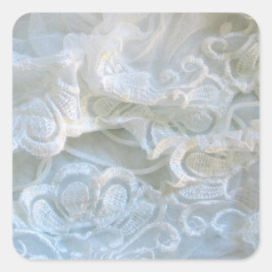 Ruffled White Lace Quadratischer Aufkleber