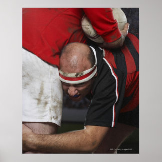 Rugby-Spieler, der gegen den Gegner anschlägt, im  Poster