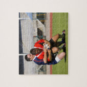 Rugby-Spieler kämpfen um Ball Puzzle (Vertikal)