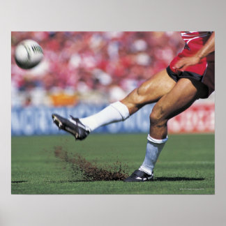 Rugby-Spieler kickt den Ball Poster