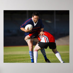 Rugbyspieler, der andere anpackt poster
