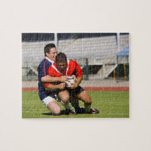 Rugbyspieler, die für Ball kämpfen Puzzle