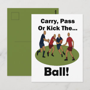 Rugbyspieler tragen den Ball, passen oder kicken i Postkarte
