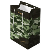 Rugged Green Camouflage Personalisiert Mittlere Geschenktüte (Vorderseite Schrägansicht)