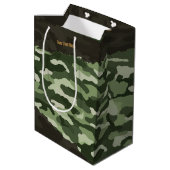 Rugged Green Camouflage Personalisiert Mittlere Geschenktüte (Rückseite Schrägansicht)