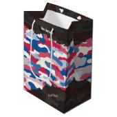 Rugged Patriotic Camouflage Personalisiert Mittlere Geschenktüte (Vorderseite Schrägansicht)