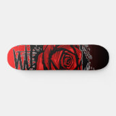 Rugged Rose Graffiti-Kunst – Rote urbane Blume Skateboard (Horizontal)