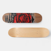 Rugged Rose Graffiti-Kunst – Rote urbane Blume Skateboard (Horizontal)