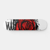 Rugged Rose Graffiti-Kunst – Rote urbane Blume Skateboard (Horizontal)
