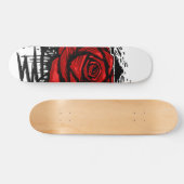 Rugged Rose Graffiti-Kunst – Rote urbane Blume Skateboard (Horizontal)