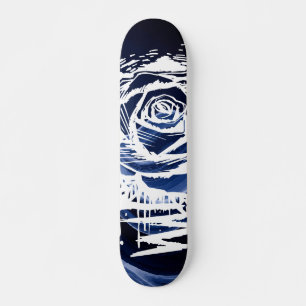 Rugged Rose Graffiti-Kunst – Weiße Drip-Rose auf B Skateboard