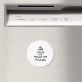 Ruhe behalt und Fokus auf Poodles Magnet (In Situ (Geschirrspüler))
