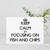 Ruhe behalten, indem Fisch und Chips im Mittelpunk (Stehend Vorderseite)