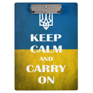 Ruhe behalten und das ukrainische Emblem-Trident w Klemmbrett