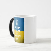 Ruhe behalten und das ukrainische Emblem-Trident w Verwandlungstasse (Vorderseite Links)