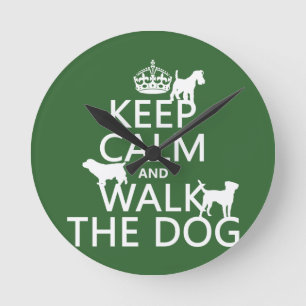 Ruhe behalten und den Hund laufen - alle Farben Runde Wanduhr