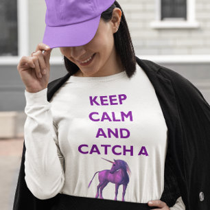 Ruhe behalten und ein Lila Einhorn-Langschläfchen  T-Shirt