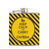 Ruhe behalten und eine Kamera tragen Flachmann (Vorderseite)