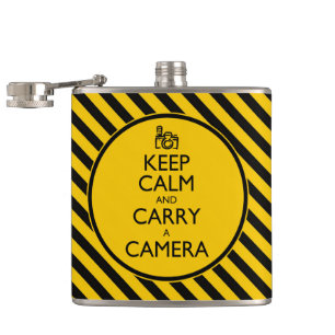 Ruhe behalten und eine Kamera tragen Flachmann