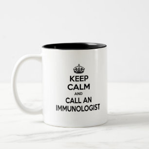 Ruhe behalten und einen Immunologen anrufen Zweifarbige Tasse