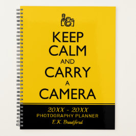 Ruhe behalten und einen Kameraplaner tragen Planer