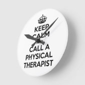 Ruhe behalten und einen Physiotherapeuten rufen Runde Wanduhr (Winkel)