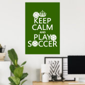 Ruhe behalten und Fußball spielen (beliebig) Poster (Heimbüro)