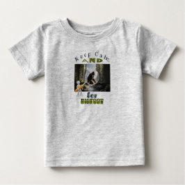 Ruhe behalten und nach dem besten Bigfoot suchen Baby T-shirt